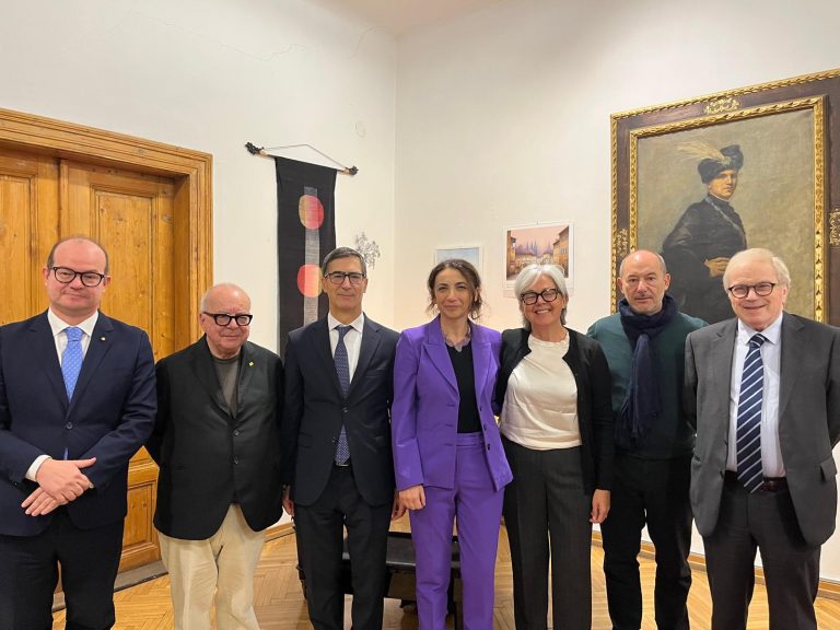 5 Delegazione pordenonelegge con al centro Ambasciatore Gaudiano e Direttrice Pappalardo